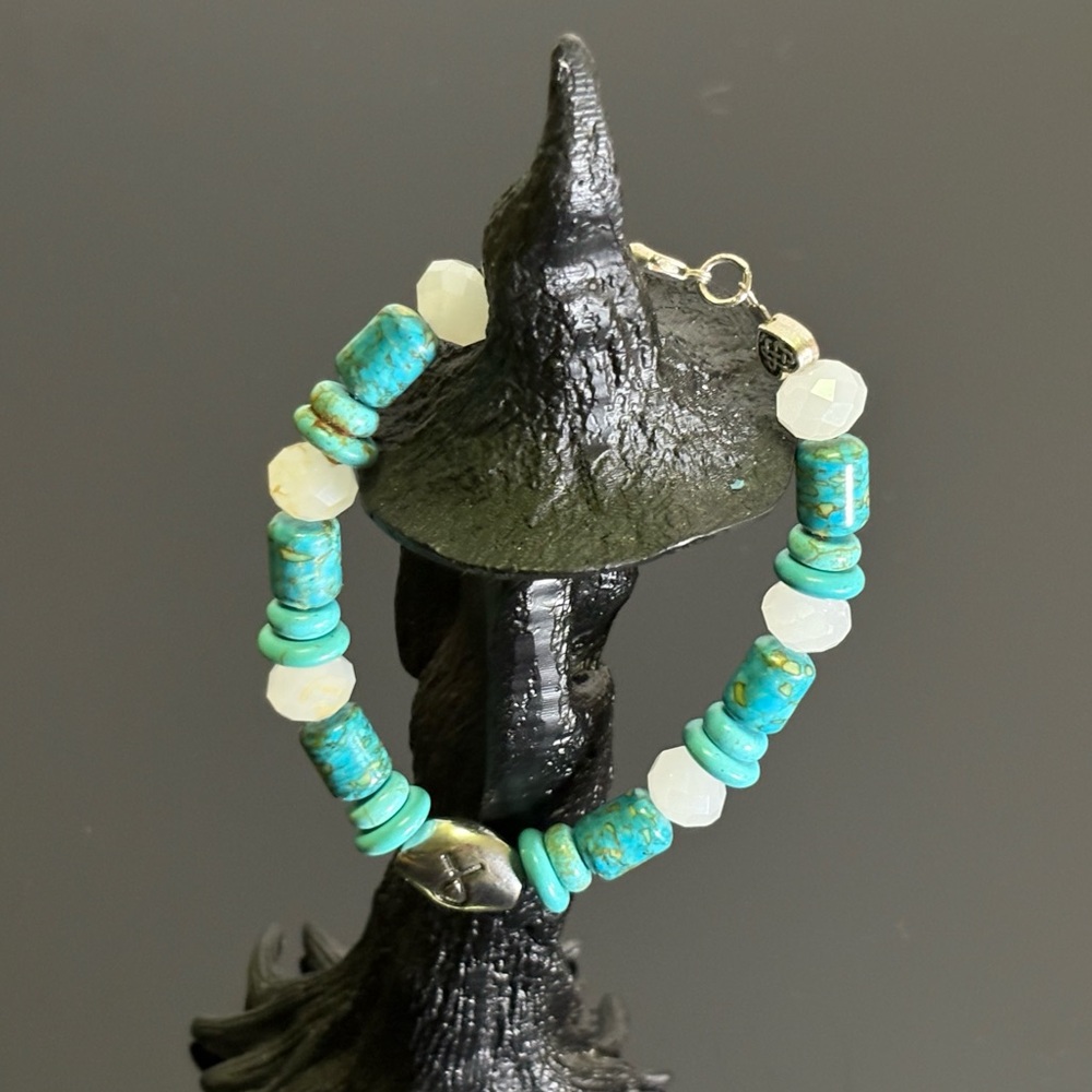 Handmade Turquoise & White Beaded Bracelet — NEW WITH TAGS 🏷️